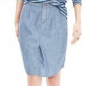 NWT Banana Republic Chambray Skirt button front 
Size 6 color blue